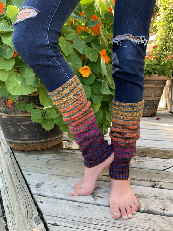 Patrón Squishy, Stripey Legwarmers by Kathryn Drummond para Urth Yarns - Image 2