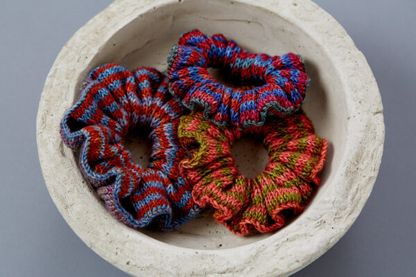 Patrón Stripy Scrunchies by Urth Yarns - Image 2