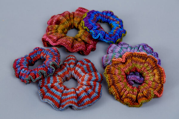 Patrón Stripy Scrunchies by Urth Yarns