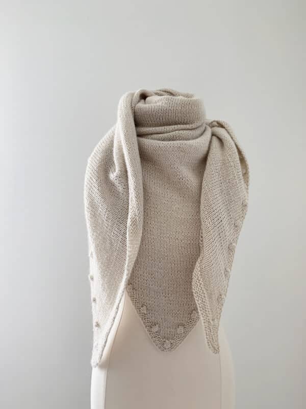 Patrón Animer triangle Shawlete by Sabina Harnage para Amano Yarns - Imagen 2