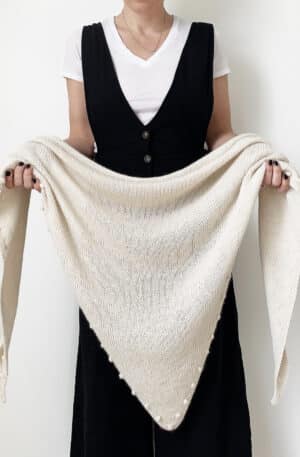 Patrón Animer triangle Shawlete by Sabina Harnage para Amano Yarns