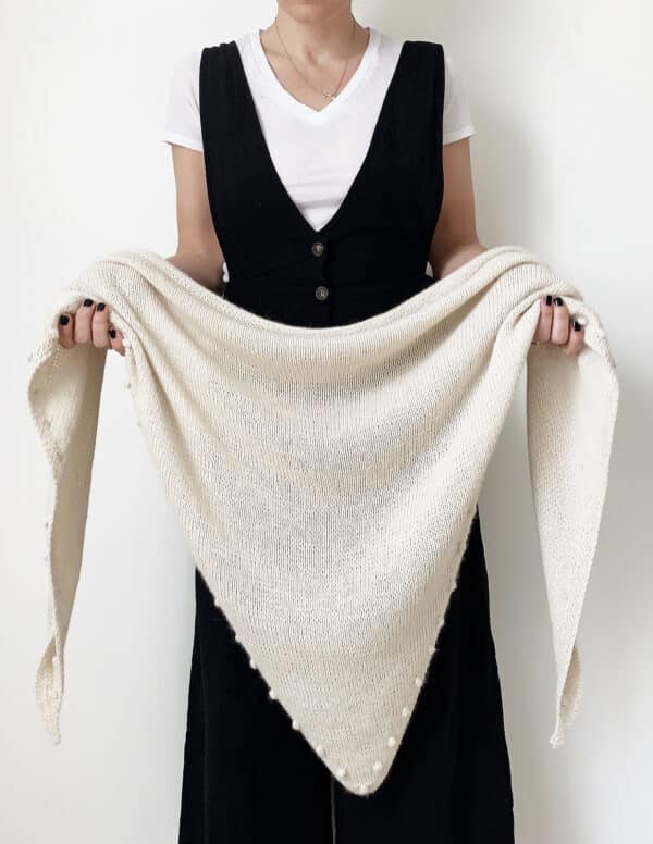 Patrón Animer triangle Shawlete by Sabina Harnage para Amano Yarns